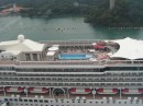 singapur-44 * Kreuzfahrtschiff von oben (sieht nett aus) * 2048 x 1536 * (1.33MB)